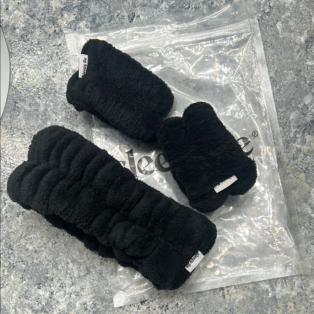 Sleepy Tie Black Fleece Headband and Scrunchies Set